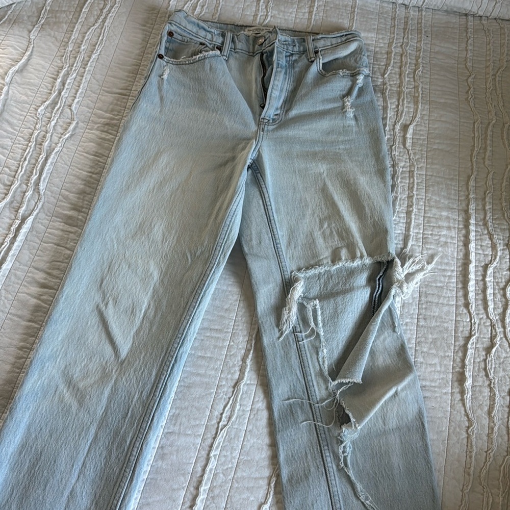 Abercrombie 90s straight high rise in ripped light wash 2 short 26